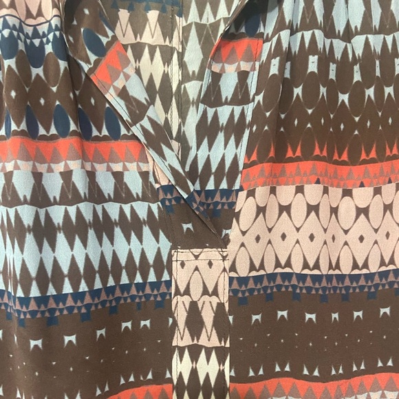 The Odells women's L 100% silk mixed geometric print split neck high low top EUC - Picture 3 of 7
